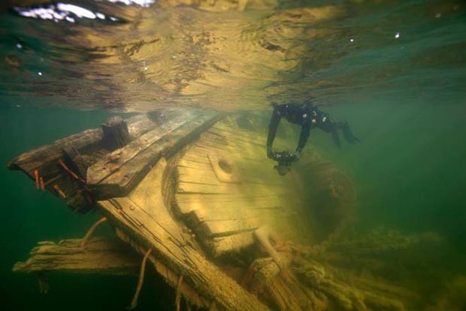 Maude - underwater shot as Norwegian divers examine her ©  SW